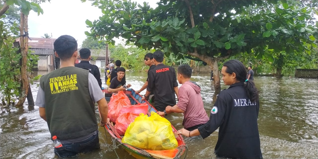 Jangkau Daerah Terpencil, ANNAS Samarinda Bagikan 1000 Paket Makanan dan Minuman Bagi Korban Banjir